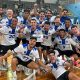 Na imagem, time do Pinheiros de handebol masculino comemorando a vitória.