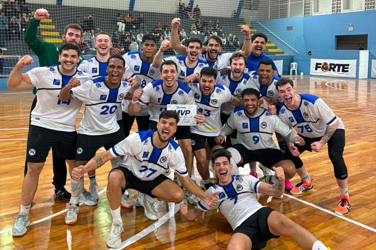 Na imagem, time do Pinheiros de handebol masculino comemorando a vitória.