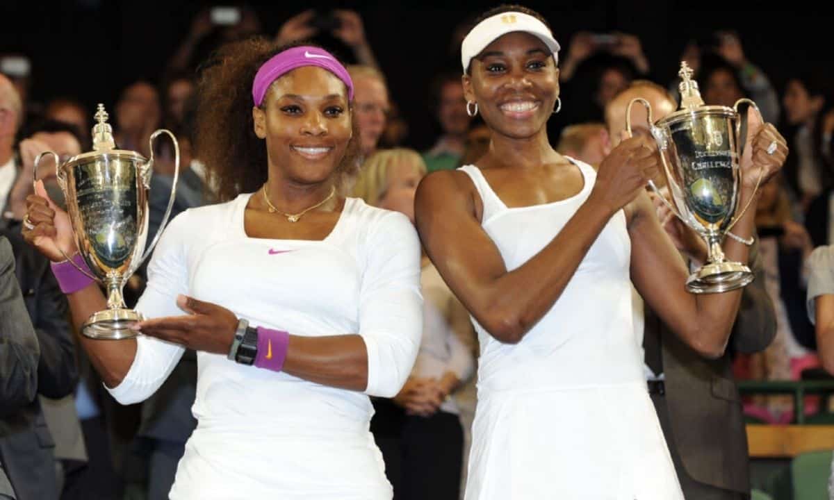 Serena Williams e Venus Williams com o título de Wimbledon, em 2012