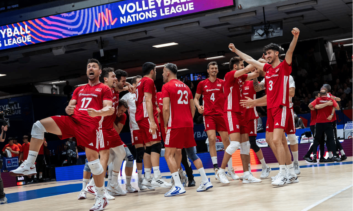 Turcos comemoram vitória sobre a França na VNL