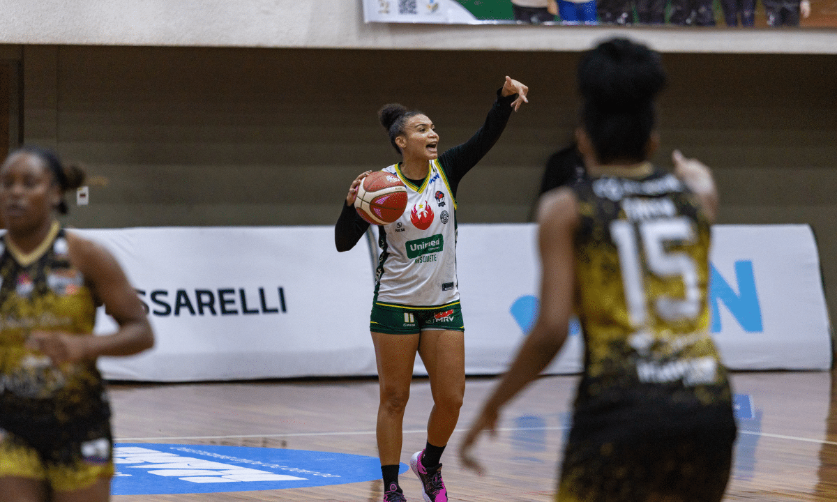 Atleta do Unimed Campinas bate bola contra o Sodiê Mesquinta na LBF