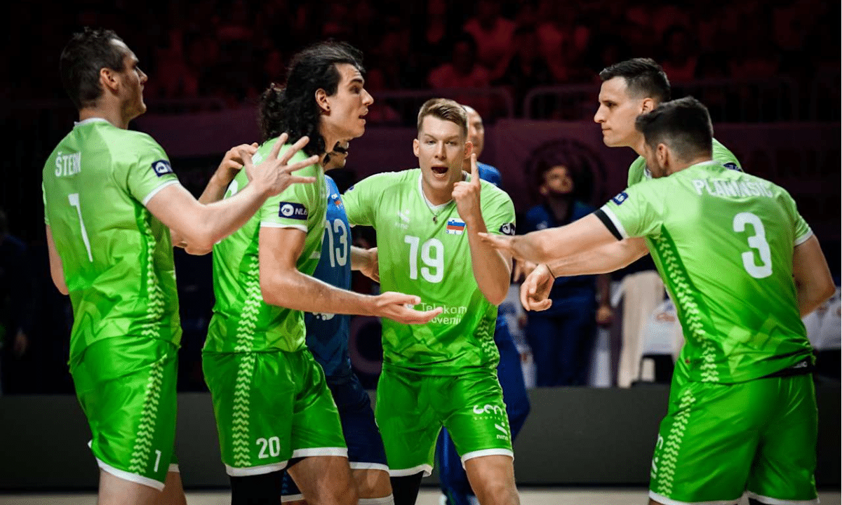 Jogadores da eslvônia comemoram ponto em jogo da VNL Masculina