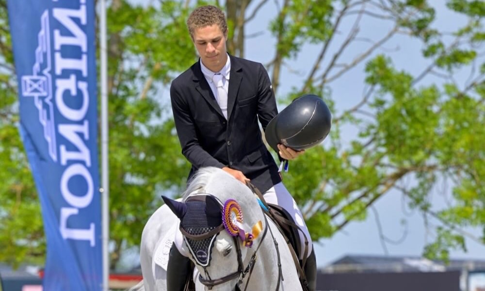 Na imagem, Vinícius Paulino Pereira Silva com seu cavalo.