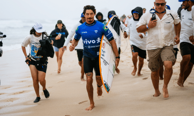 Yago Dora correndo na areia da etapa de Saquarema da WSL 2026