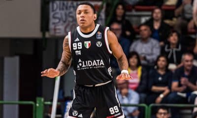 Na imagem, Yago dos Santos ainda com a camisa do Bologna.