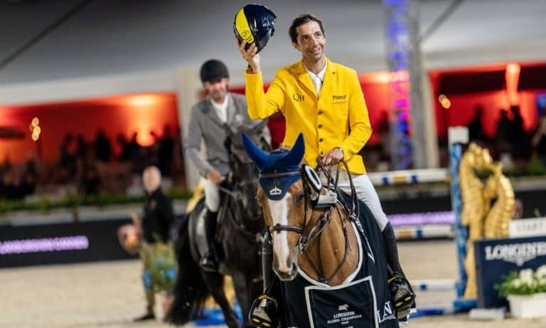 Na imagem, Yuri Mansur na apresentação das competições, com seu cavalo e vestindo terno amarelo.