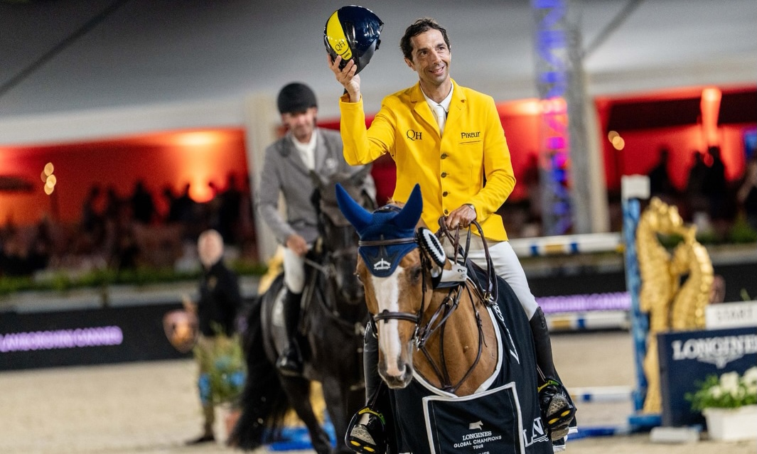 Na imagem, Yuri Mansur na apresentação das competições, com seu cavalo e vestindo terno amarelo.