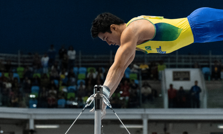 Arthur Nory compete na barra fixa no Pan-Americano de ginástica artística