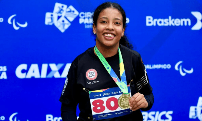 Maria Clara Araújo, com medalha de ouro no Circuito Paralímpico Loterias Caixa | (Foto: Marcello Zambrana/ CPB)