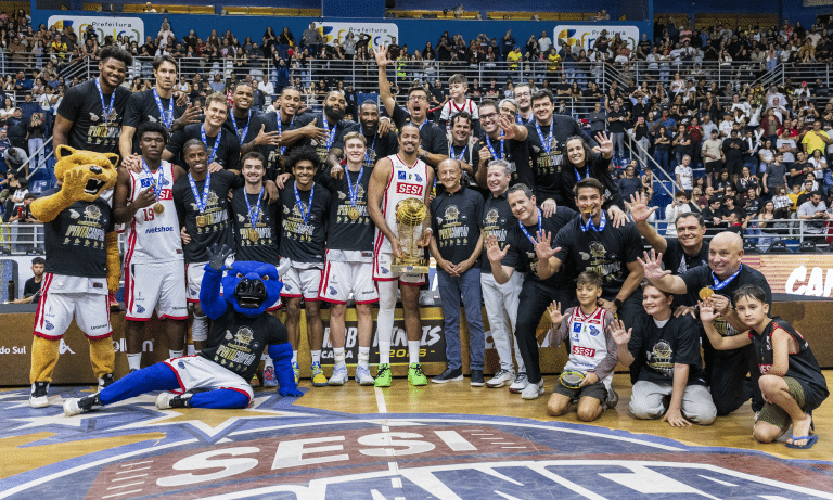 Time do Sesi Franca comemora pentacampeonato da NBB (Foto: Sesi Franca Basquete)