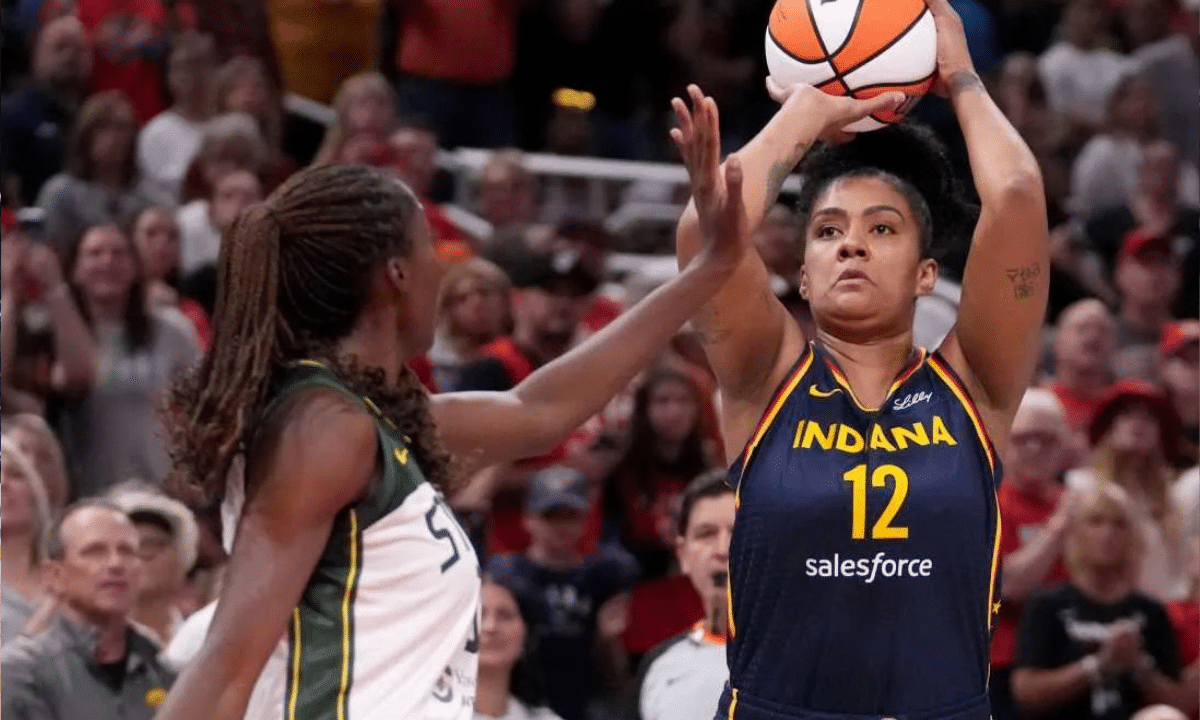 Damiris Dantas arremessando em jogo pelo Indiana Fever