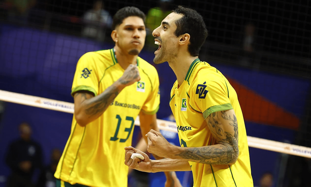 Douglas Souza comemorando um ponto na vitória do Brasil sobre a Sérvia pela Liga das Nações de Vôlei (VNL)