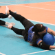 Moniza, atleta de goalball, estica os braços para defender a bola azul durante a partida.(Foto: Brenda Mendes/CBDV)