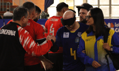 Atletas se cumprimentando no jogo do goalball