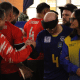 Atletas se cumprimentando no jogo do goalball