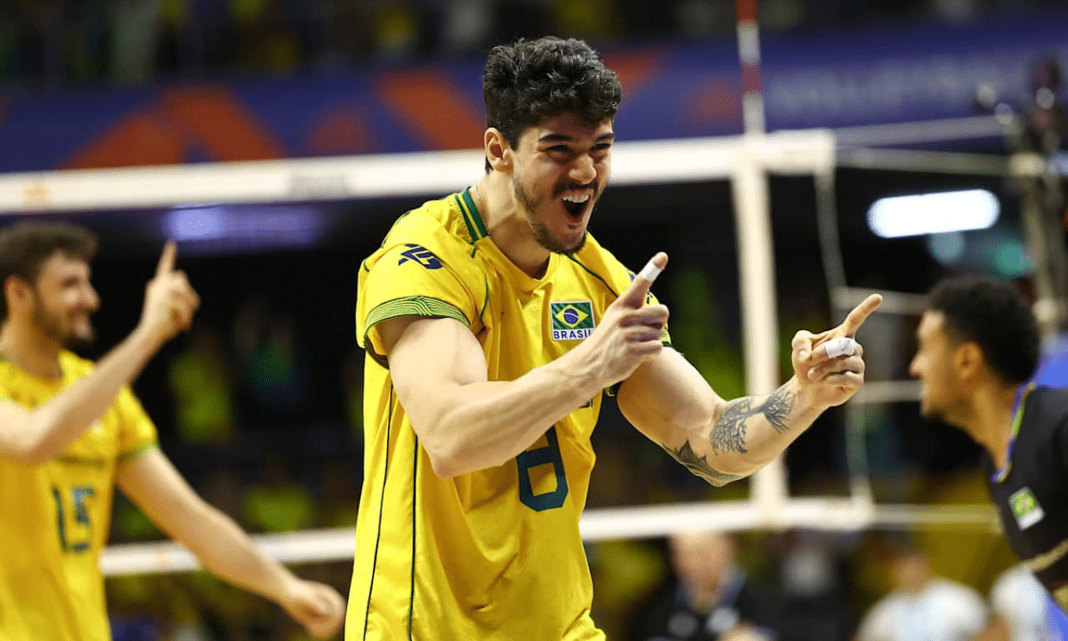 Honorato vibrando no jogo entre Brasil e Argentina