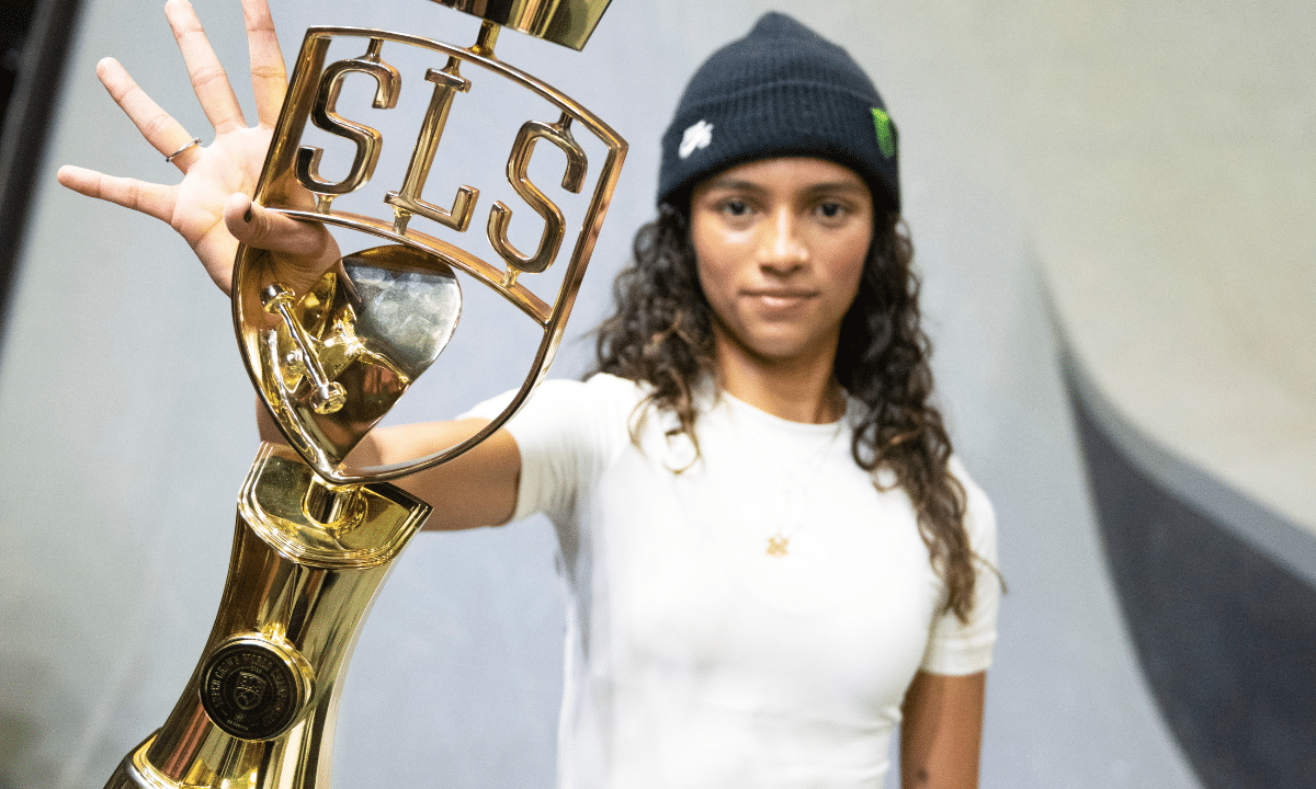 Rayssa Leal com o troféu do Super Crown