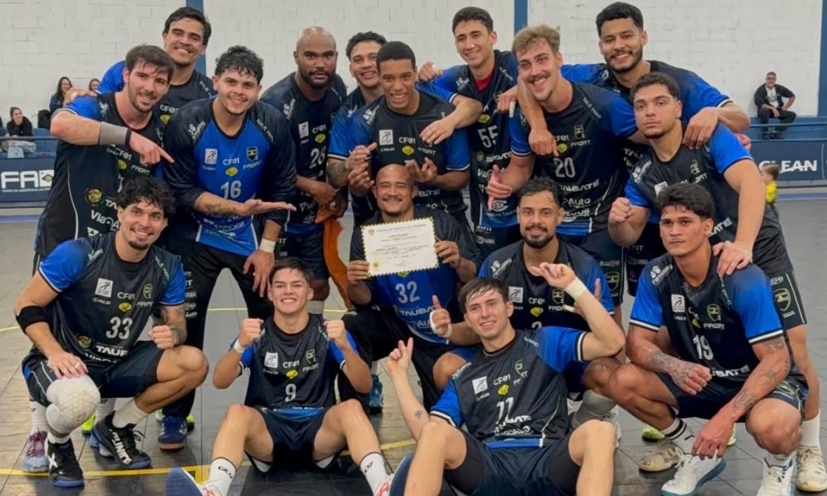 Time do Taubaté comemorando a vitória pós jogo