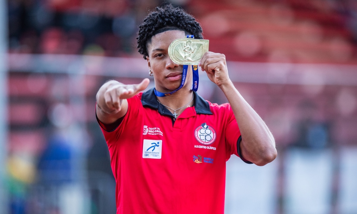 Wesley segurando a medalha de ouro dos 100m rasos masculino