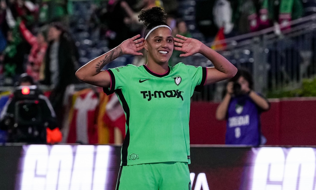 Na imagem, Amanda Gutierres comemorando um de seus gols com o Boston Legacy.