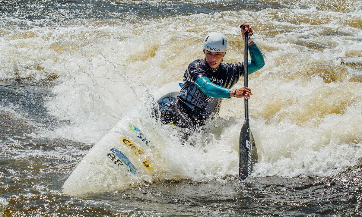 Na imagem, Ana Sátila descendo a corredeira com sua canoa.