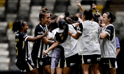 Jogadoras do atlético-mg comemorando o avanço para as quartas de final