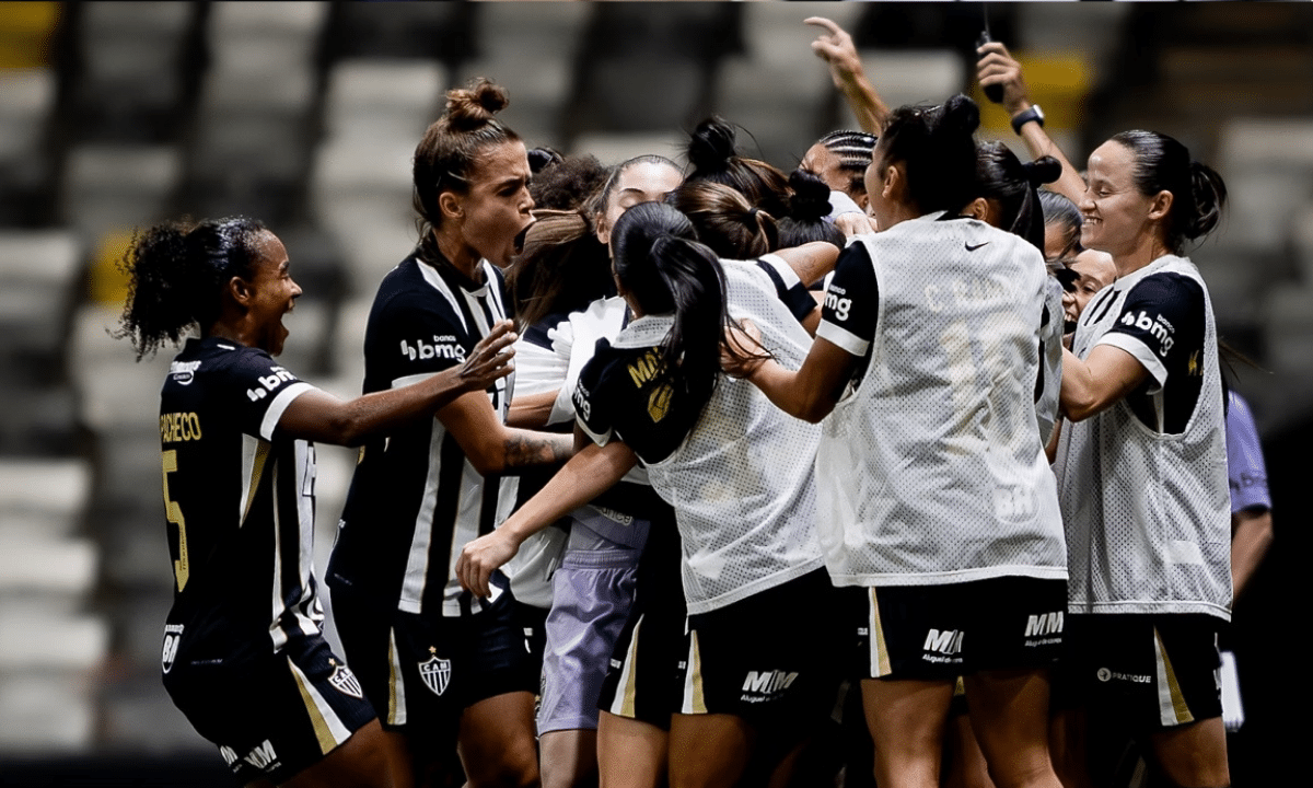 Jogadoras do atlético-mg comemorando o avanço para as quartas de final