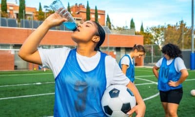 Água, isotônico ou água de coco: o que beber no jogo?