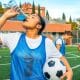 Água, isotônico ou água de coco: o que beber no jogo?