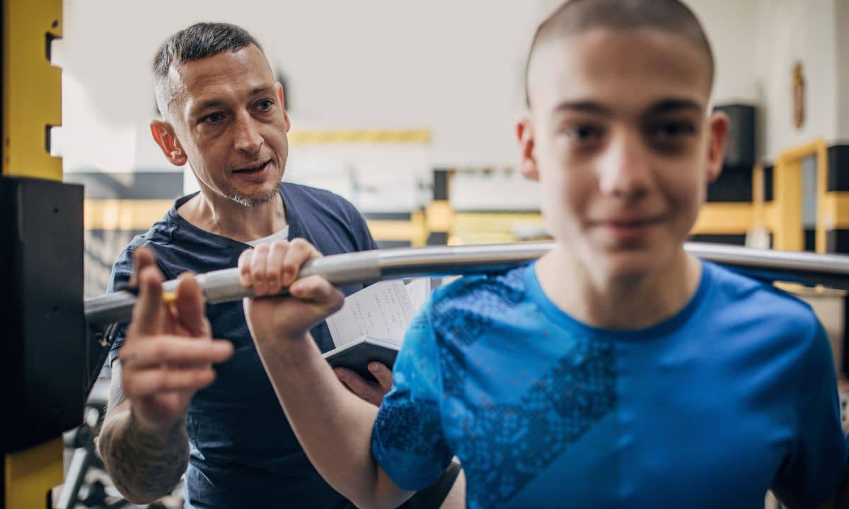 Adolescente pode fazer academia? Como começar com segurança