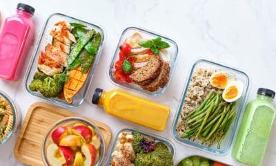 Opções de lanche proteico sem whey organizadas em potes