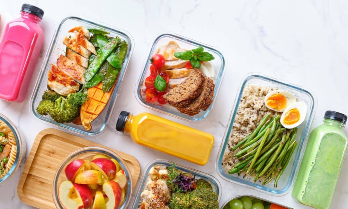 Opções de lanche proteico sem whey organizadas em potes