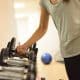 Pessoa registra carga e repetições durante treino de musculação