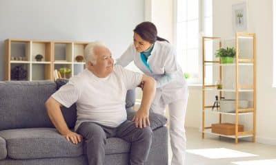 Pessoa com mais de 60 anos faz exercício de potência com cadeira
