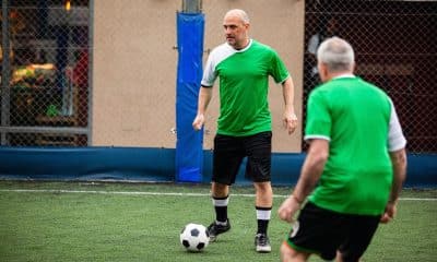 Pessoa pratica atividade física em um parque no fim de semana