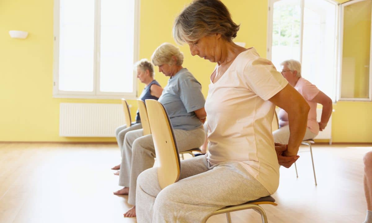 Yoga na cadeira após os 60: veja como adaptar a prática com segurança - QTU Questões do Universo