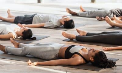Pessoas iniciantes participam de uma aula de hatha yoga