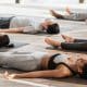 Pessoas iniciantes participam de uma aula de hatha yoga