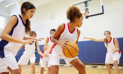 Meninas adolescentes participam juntas de uma atividade esportiva