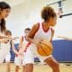 Meninas adolescentes participam juntas de uma atividade esportiva
