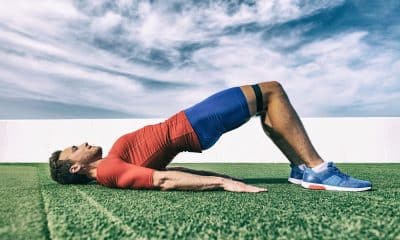 Homem aprende exercício para o assoalho pélvico com fisioterapeuta