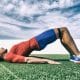 Homem aprende exercício para o assoalho pélvico com fisioterapeuta