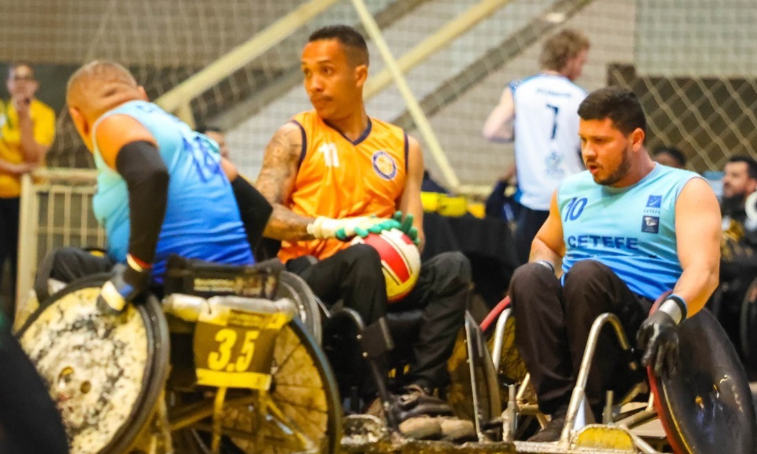 Na imagem, o time do BSB (de laranja), durante uma das partidas.