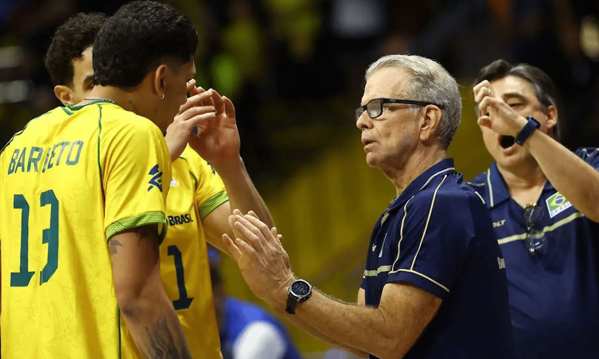 Bernardinho passa instruções para jogadores brasileiros em partida na Liga das Nações de Vôlei. (Foto: VolleyballWorld)