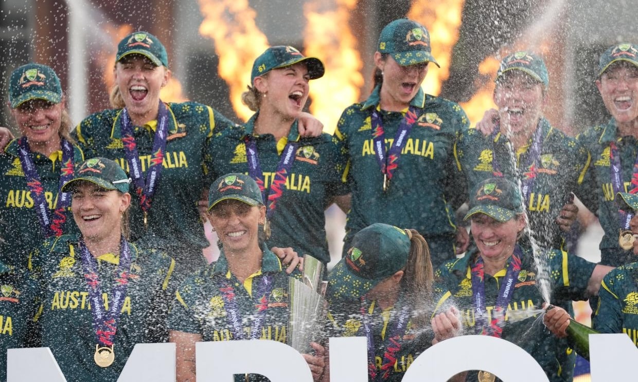 Seleção feminina da Austrália comemora o título da Copa do Mundo T20 de Críquete (Foto: AP)