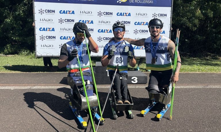 Na imagem, o pódio de uma das provas do brasileiro de pararollerski em que Cristian Ribera venceu.