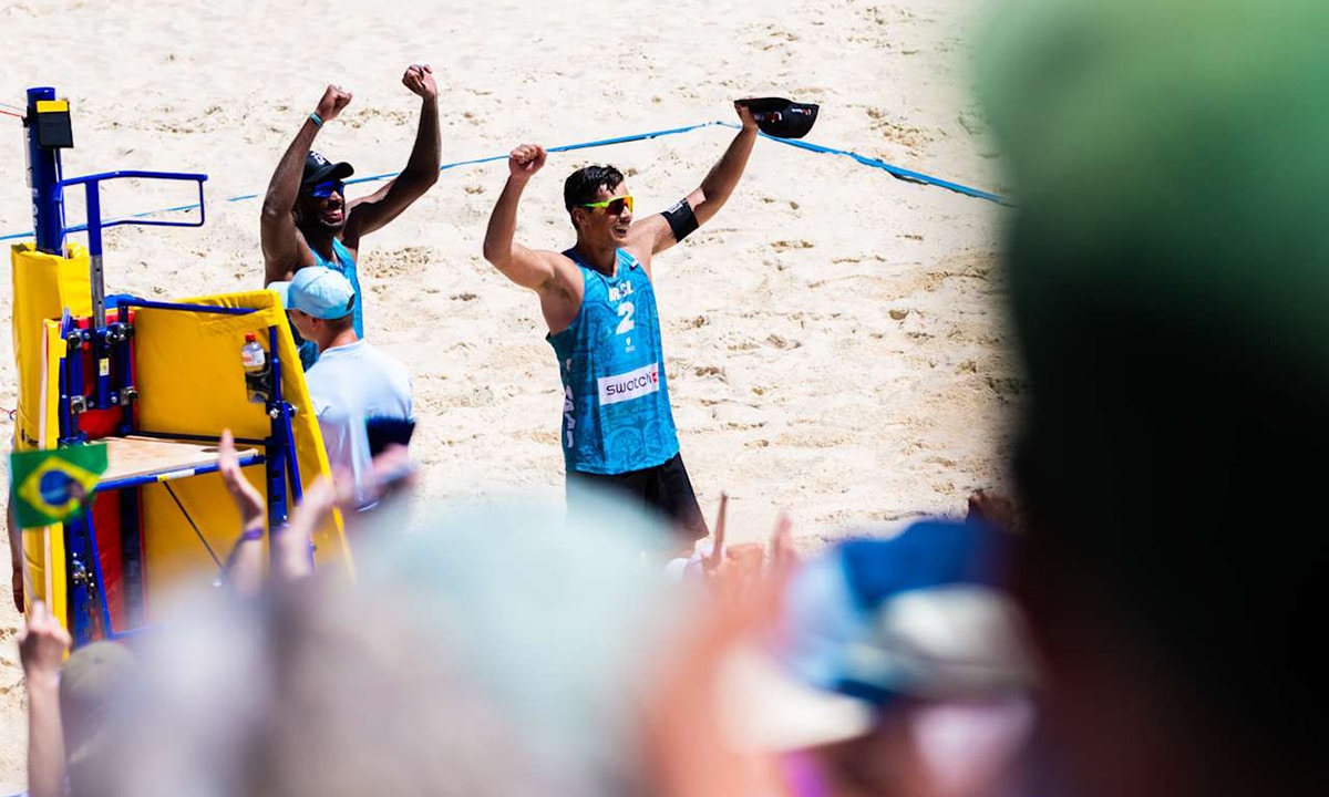 Na imagem, visão da arquibancada de Gstaad, com Evandro e Arthur comemorando a vitória de bronze brasileiro de volei de praia.