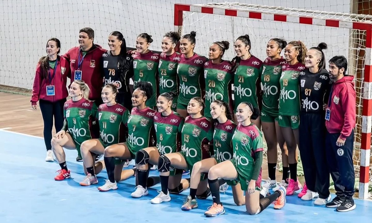 Na imagem, o time perfilado do FMO Português que começou a Conferência Nordeste com duas vitórias.