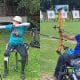 Nas imagens, Fabíola Dergovics e Hélcio Perillo na preparação para disparar mais uma flecha.