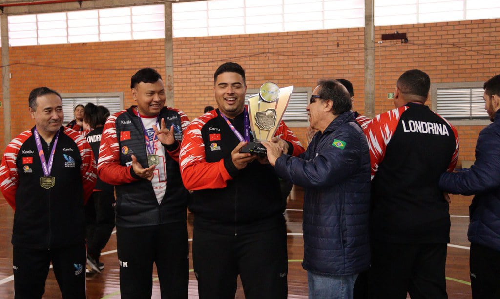 Na imagem, equipe do IRM recebendo o troféu de campeão.